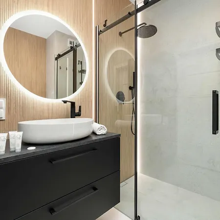 Spacious With Parking And Air Conditioning By Renters * Cracovie