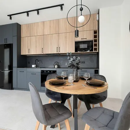 Spacious With Parking And Air Conditioning By Renters *