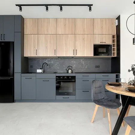 Spacious With Parking And Air Conditioning By Renters *