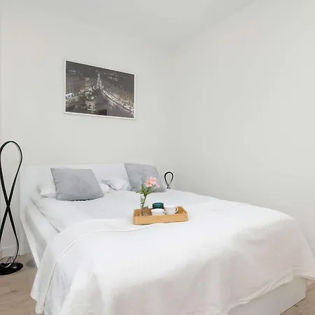 Lejlighed Spacious With Parking And Air Conditioning By Renters