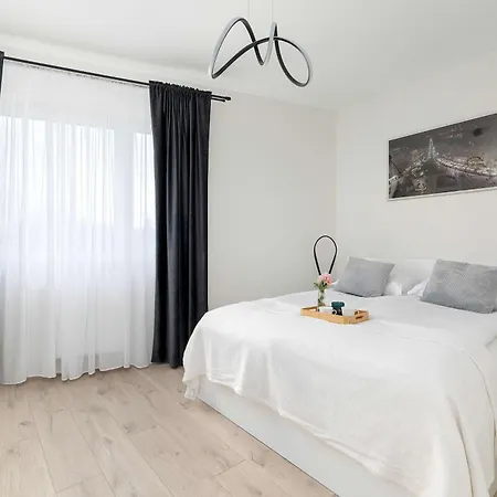 Lejlighed Spacious With Parking And Air Conditioning By Renters Kraków